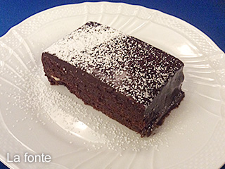 アーモンド風味のチョコレート　スクエアーケーキ