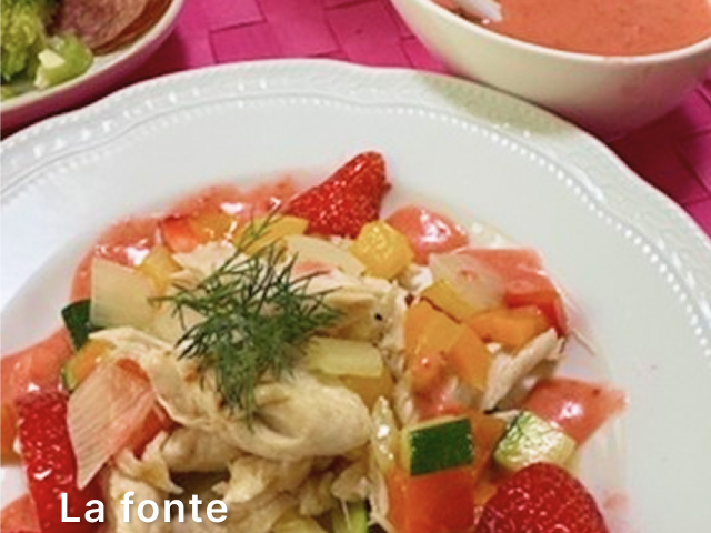 アンティパスト　ササミの春野菜とイチゴのサラダ